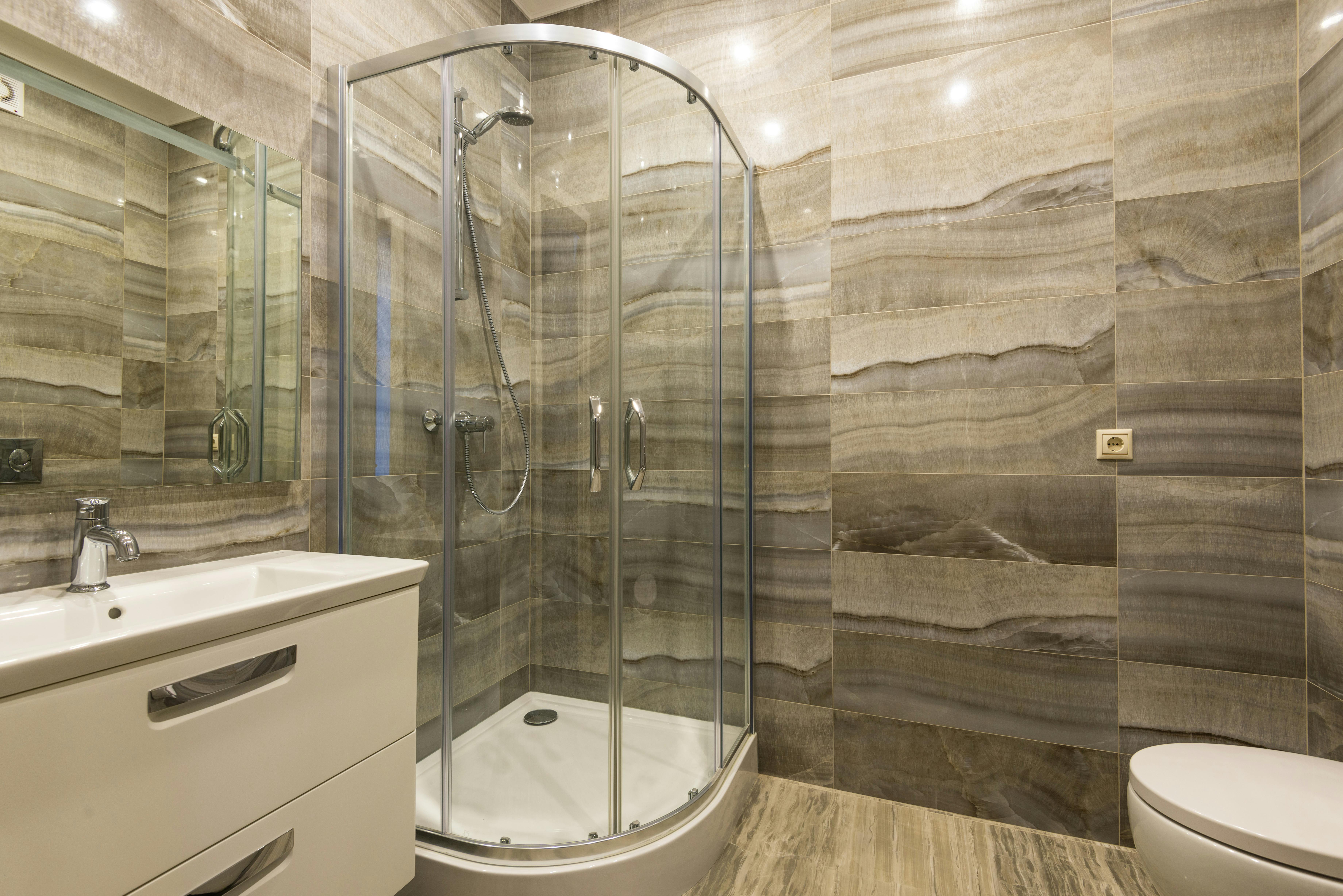 Les avantages d’une cabine de douche complete pour les petites salles de bain
